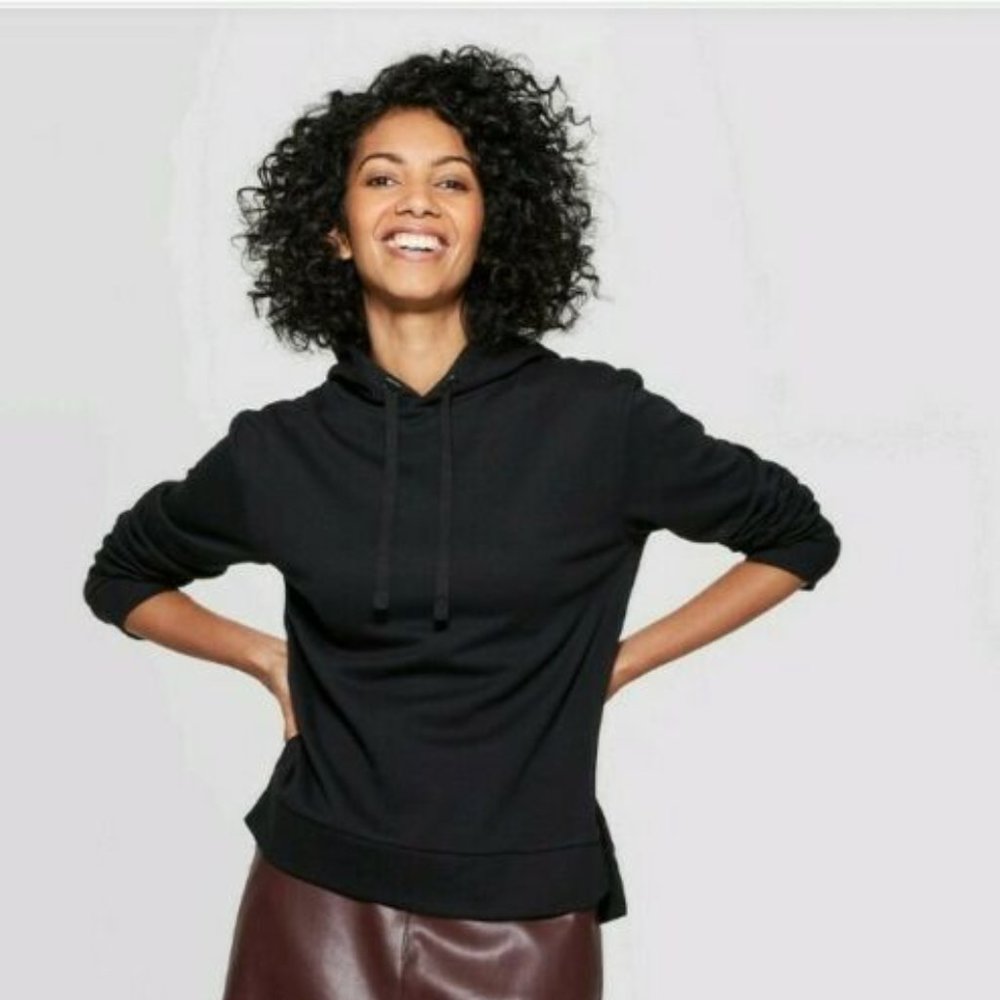 Essential Black pullover Hoodie